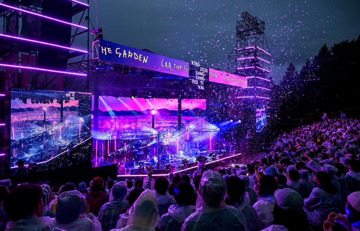 KT&G가 19일부터 20일까지 이틀간 상상마당 춘천에서 개최한 ‘2025 KT&G 상상실현 페스티벌 춘천’이 성황리에 열렸다. 페스티벌 메인 공연장에서 뮤지션들의 라이브 공연이 진행되고 있는 모습.   사진제공 ｜ KT&G