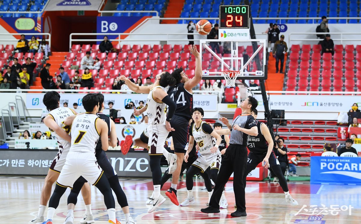 5일 울산 동천체육관에서 열린 현대모비스와 LG의 정규리그 6라운드 맞대결. 두 팀은 4강 PO에서 챔피언 결정전 진출을 다툰다. KT-가스공사 못지 않은 치열한 시리즈가 될 전망이다. 사진제공｜KBL