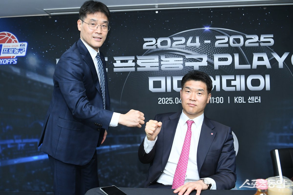 플레이오프 미디어데이 행사에 참석해 선전을 다짐하는 조동현 현대모비스 감독(왼쪽)과 조상현 LG 감독. 사진제공｜KBL