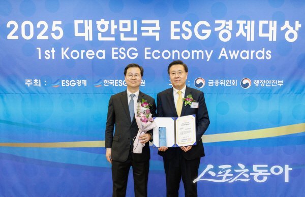 한국수력원자력이 2025 대한민국 ESG경제대상에서 ‘ESG 종합대상’을 수상했다. 사진제공 ㅣ 한수원