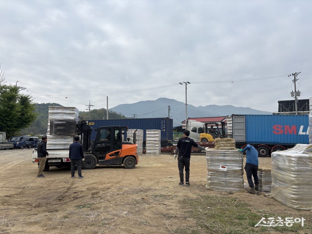 축산농가에 건초를 하차하고 있다.  사진제공 ㅣ 경산시