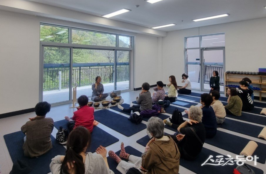 부산 서구, 치매안심센터 힐링 프로그램 마음 온도 높이기 운영. (사진제공=부산 서구)