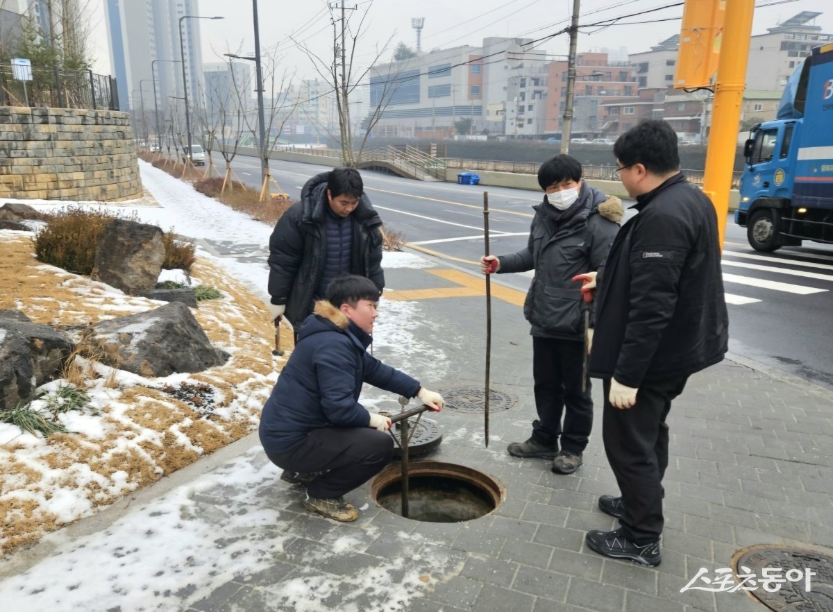 상수도관망 밸브를 점검하고 있는 모습. 사진제공|광명시