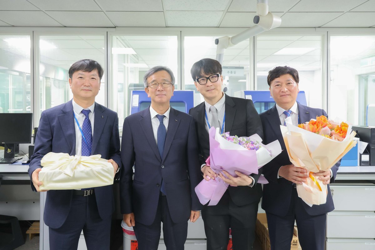 ‘칭찬 주인공 간담회’의 정기환 마사회장(왼쪽 2번째)와  최대하 과장(왼쪽 3번째)       사진제공｜한국마사회