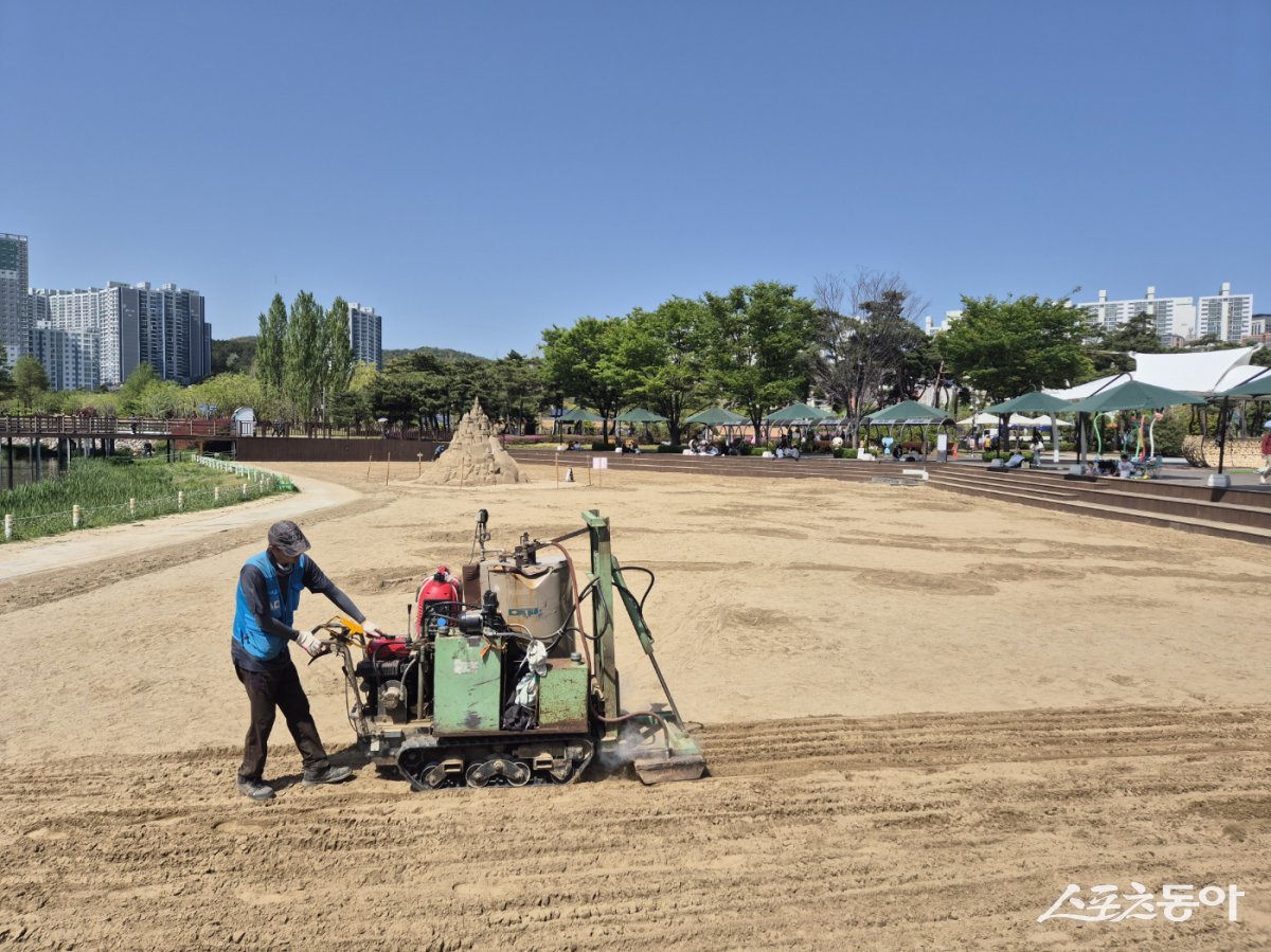 도심백사장 소독전경. (사진제공=부산시설공단)