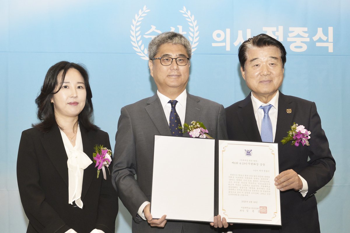 제6회4.19민주평화상 시상식에서 수상한  H+양지병원 중환자의학과 정중식 교수 (사진 가운데)   사진제공 ｜H+양지병원