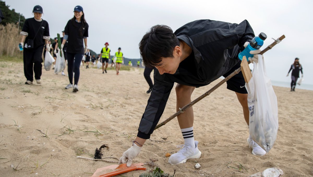 호반호텔앤리조트가 2023년에 진행한 비치 플로깅        사진제공｜호반호텔앤리조트
