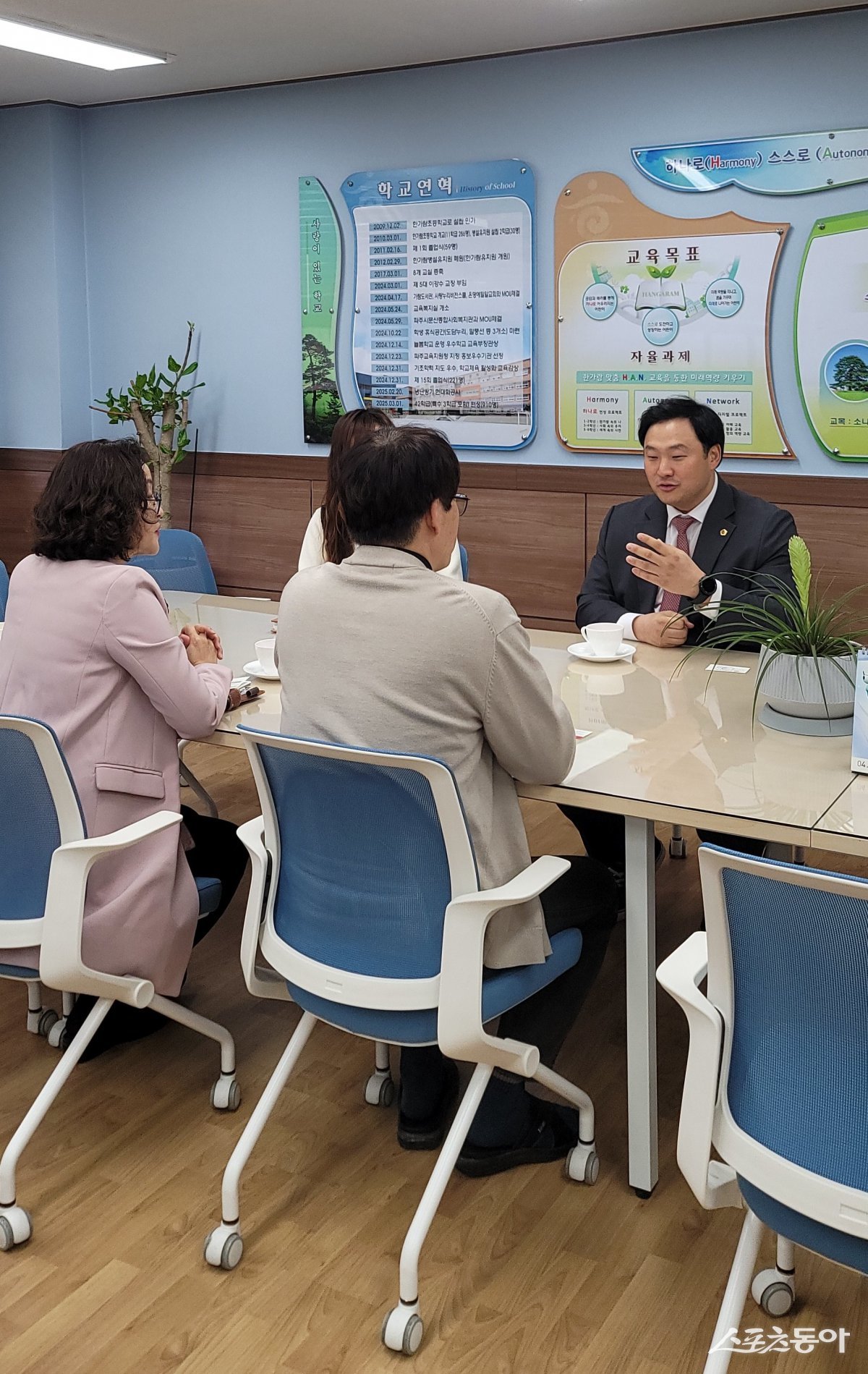 고준호 경기도의원(국민의힘, 파주1)은 직접 해당 두 학교를 방문해 운동장의 노후 상태는 물론 급식 조리 인력 부족 문제, 통학로 안전 문제 등 학교 현장의 다양한 어려움을 꼼꼼하게 확인하고 정리해 경기도교육청에 전달한 바 있다. 사진제공|고준호 경기도의원