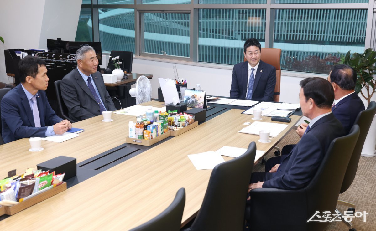 김진경 경기도의회 의장(더불어민주당·시흥3)이 지난 22일 오후 의장실에서 경기도 중소기업 및 소상공인 관계자들과 만나 현장의 어려움을 듣고 실질적인 지원 방안을 논의하는 뜻깊은 정담회를 가졌다. 사진제공｜경기도의회