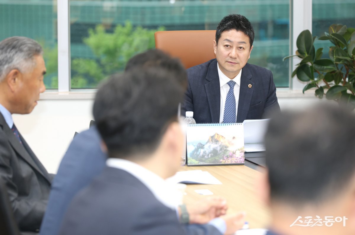 김진경 경기도의회 의장(더불어민주당·시흥3)이 지난 22일 오후 의장실에서 경기도 중소기업 및 소상공인 관계자들과 만나 현장의 어려움을 듣고 실질적인 지원 방안을 논의하는 뜻깊은 정담회를 가졌다. 사진제공｜경기도의회