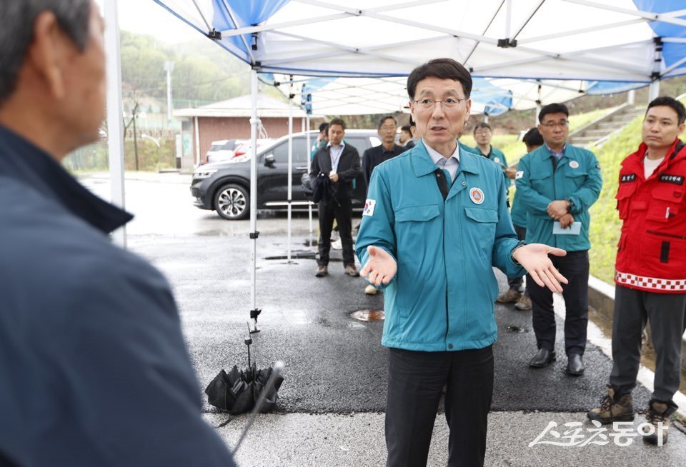 김성중 경기도 행정1부지사가 지난 22일 포천시와 파주시를 잇달아 방문해 최근 발생한 공군 전투기 오폭 사고 피해 상황, 봄철 산불 대비 태세, 대북전단 살포 관련 대응 현장을 집중적으로 점검했다. 사진제공|경기도