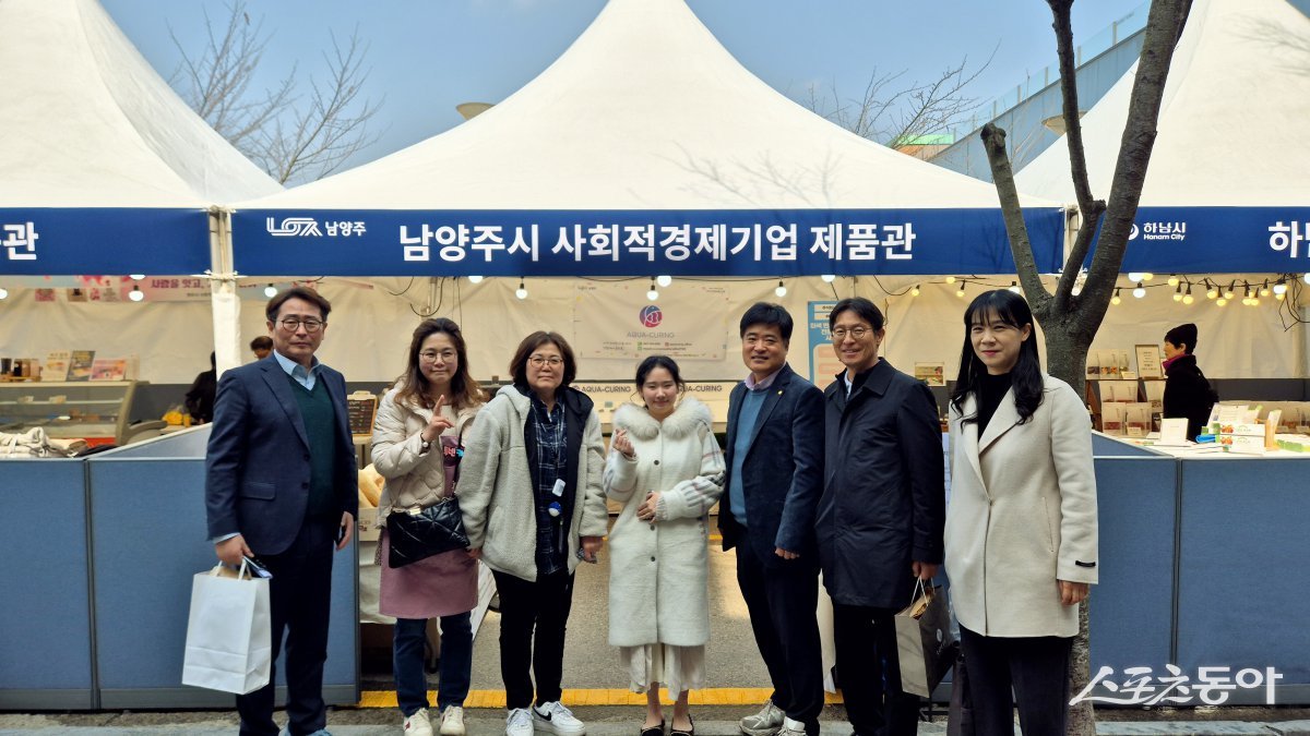 이백영 재정경제국장윈쪽)이 사회적경제기업과의 현장 소통 간담회를 하고 기념 촬영하고 있다.  사진제공ㅣ남양주시