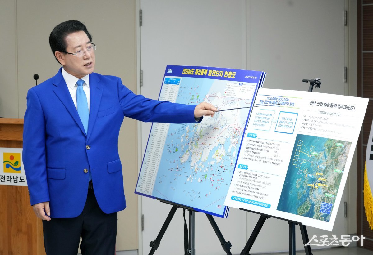 김영록 전라남도지사가 지난 22일 도청 브리핑룸에서 해상풍력집적화단지 지정과 관련해 브리핑을 하고 있다. 사진제공=전남도