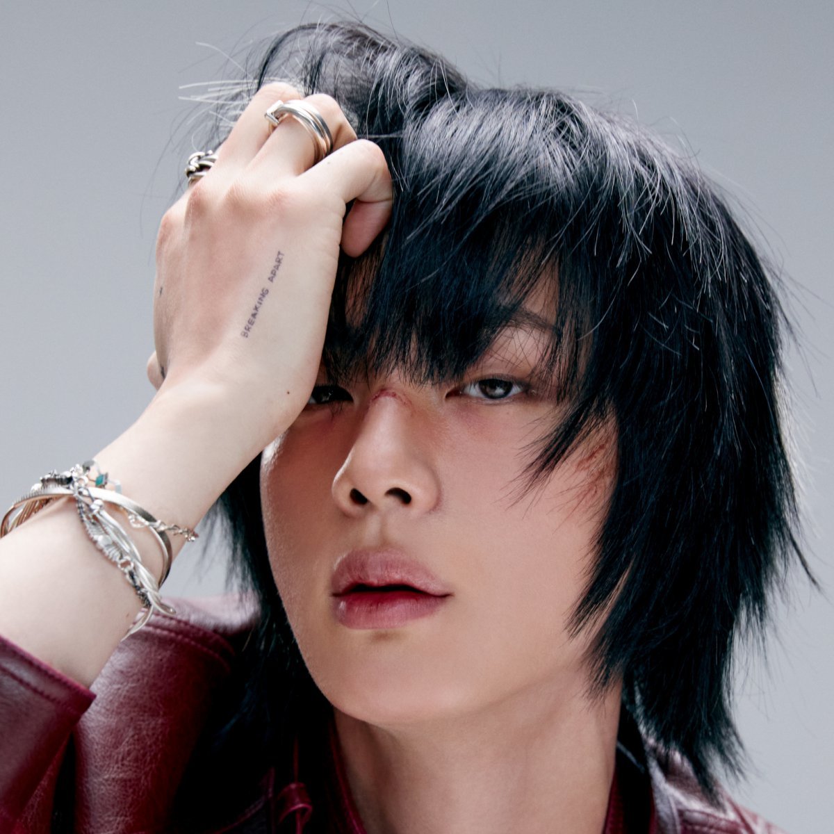 록 스타 진으로의 변모는 다음 달로 예고된 통산 2번째 솔로 미니 앨범 ‘에코’(ECHO) 발표와 맞물려 있다. 사진제공|빅히트뮤직