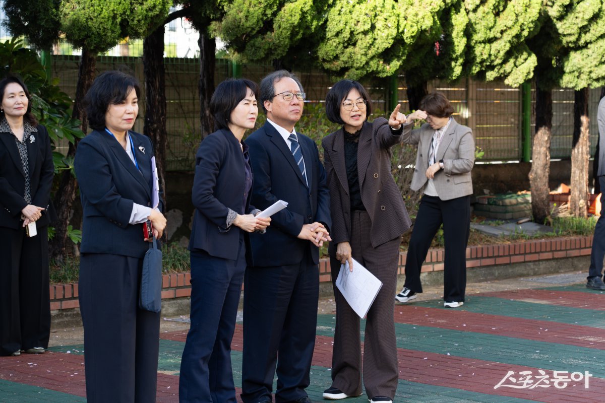 김석준 부산시교육감이 본격적인 현장체험 시기를 맞아 학생들의 안전한 수학여행을 위해 23일 오전 7시 안남초등학교 수학여행단 출발 현장을 찾아 안전점검하고 있다. (사진제공=부산시교육청)