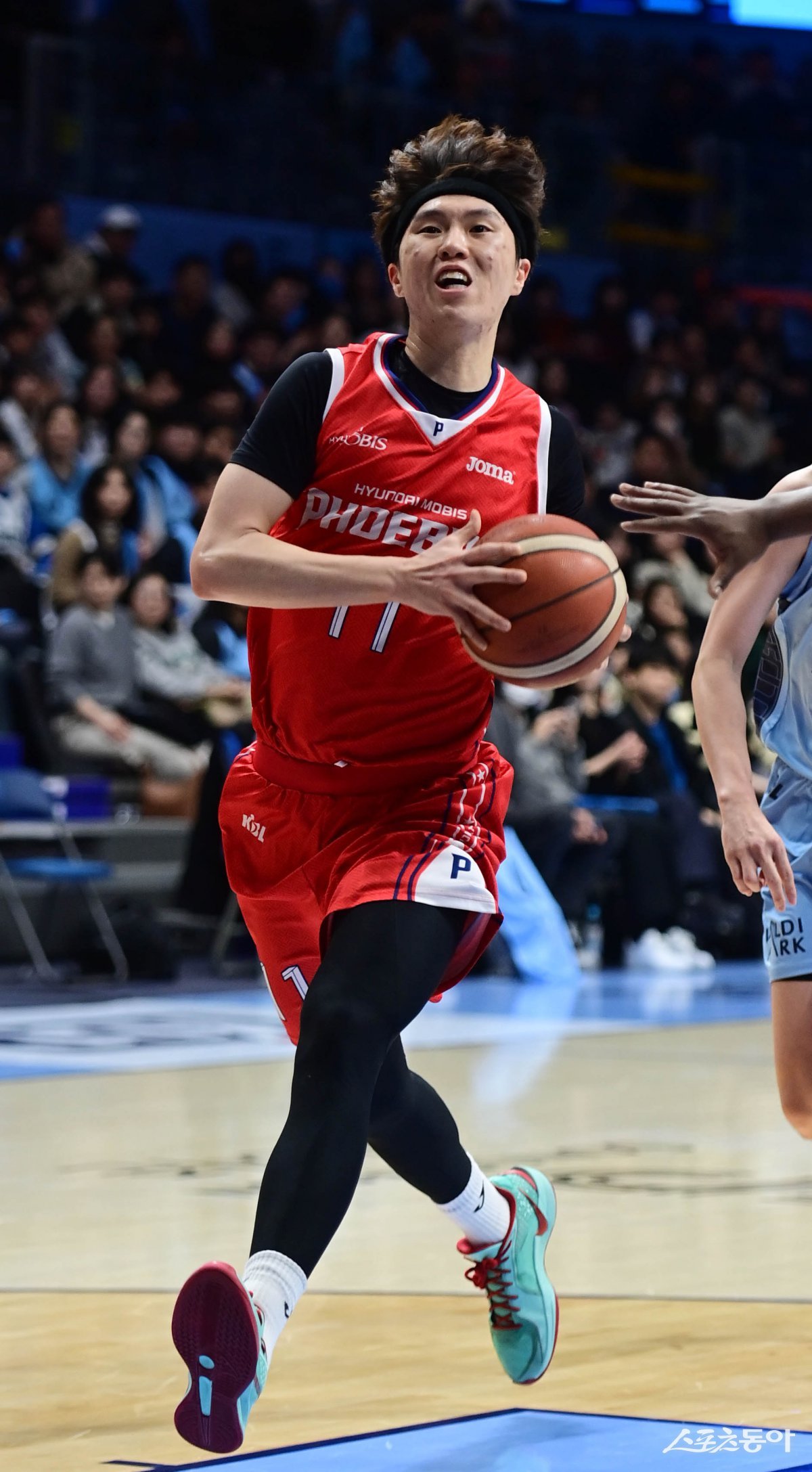 현대모비스 이우석은 LG와 4강 PO를 앞두고 있다. LG와 정규리그 5라운드 맞대결에서 치명적인 실수로 역전패의 빌미를 제공한 그가 PO를 통한 설욕을 노린다. 스포츠동아DB