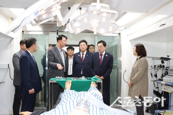 주낙영 경주시장과 이동협 경주시의회 의장이 경주황성공원에 설치된 이동형 병원을 둘러보고 있다. 사진제공 ㅣ 경주시