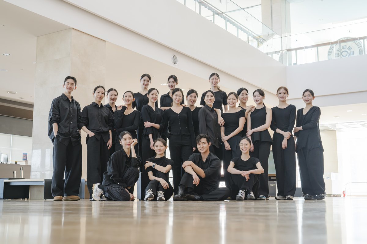 현대무용단 ‘시나브로 가슴에’ 단원들의 공연 장면(위 사진)과 국립무용단 청년 교육단원들의 모습. 사진제공ㅣ국립박물관문화재단