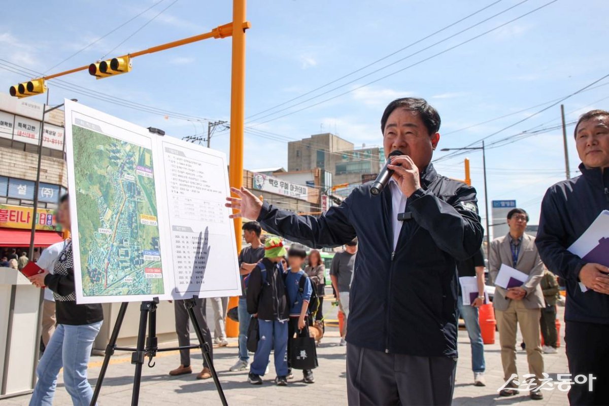 주광덕 시장이 23일 주민들과 함께 퇴계원중학교에서 주공아파트를 잇는 도로 확장공사 현장을 점검하고 있다. 사진제공ㅣ남양주시