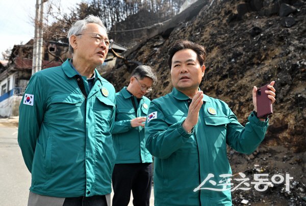 김학홍 경북도 행정부지사(오른쪽)가 경북 영덕 산불 피해 현장을 찾은 유인촌 문체부장관에게 피해상황과 복구 대책을 설명하고 있다. 사진제공 ㅣ 경북도