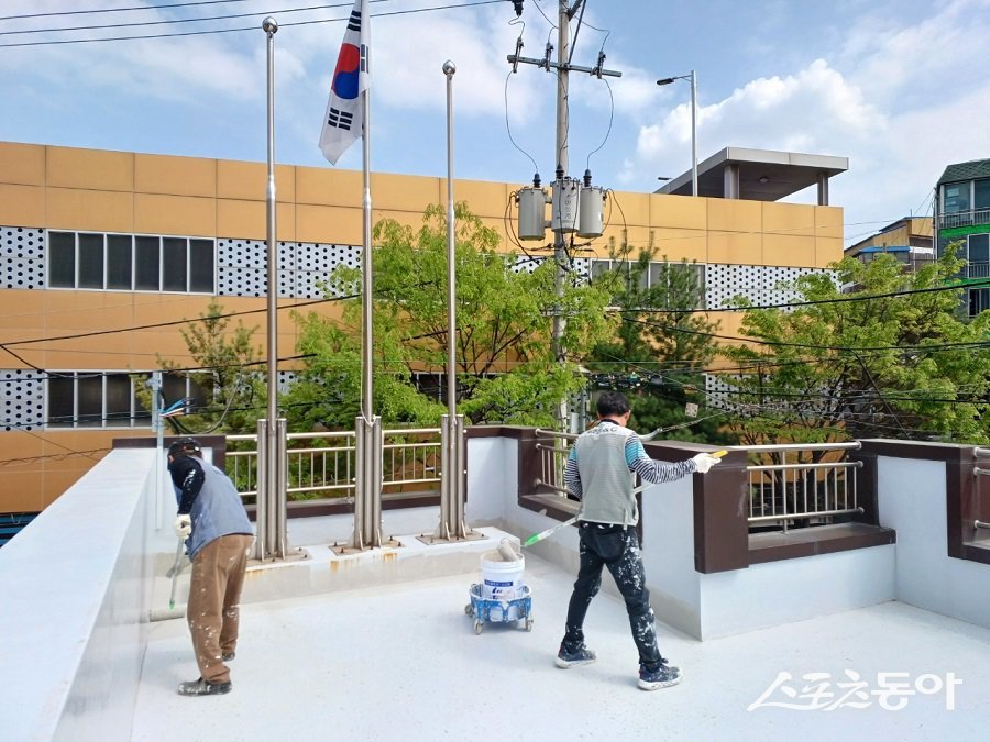 인천 동구, 경로당·어린이집 대상 차열 페인트 도장으로 여름철 폭염에 대비한다. 사진제공｜인천 동구청