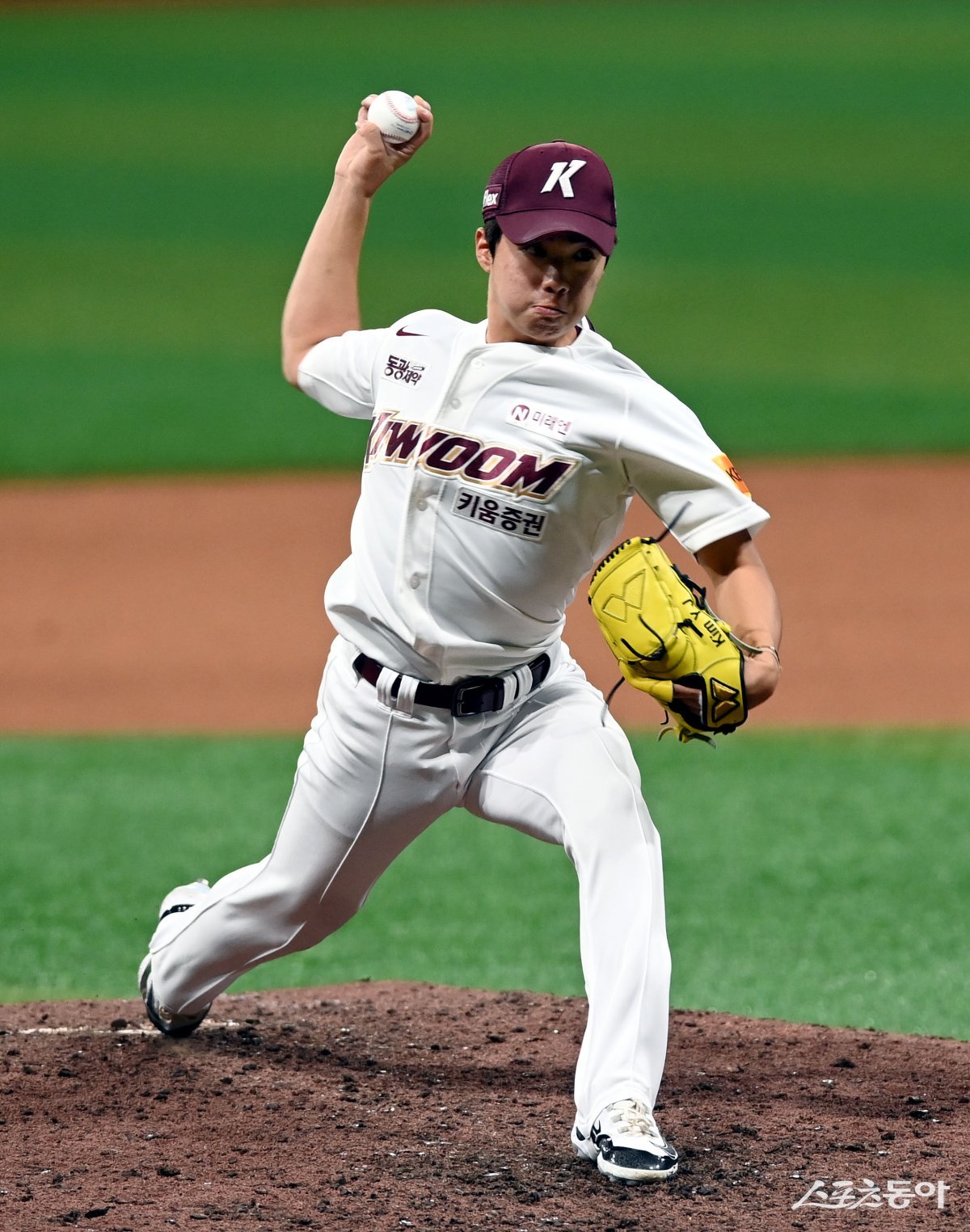 키움 김연주가 24일 고척 두산전에서 데뷔 첫 선발등판에 나선다. 기존 4선발 정현우의 부상 이탈로 얻은 기회를 살리면 팀에도 큰 힘이 될 수 있다. 스포츠동아 DB