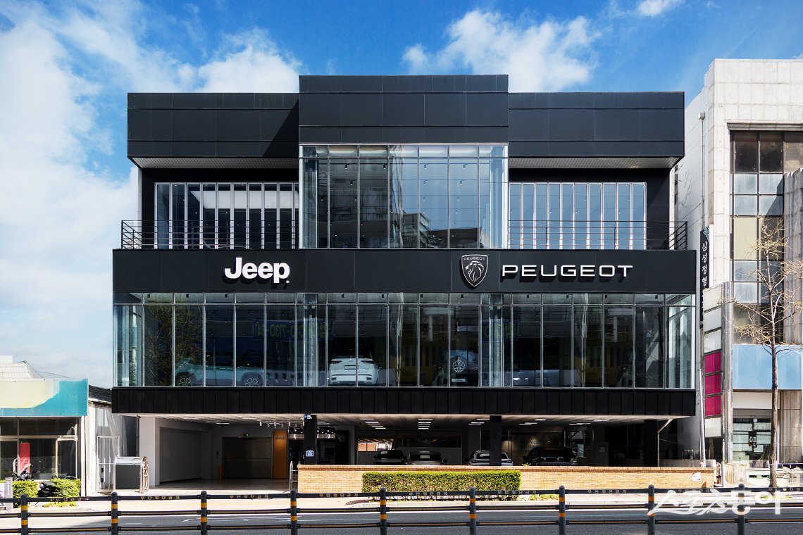 위탁판매와 직접판매 방식이 확산되며 수입차 전시장 풍경도 변화하고 있다. 통일된 가격 정책과 표준화된 고객 응대로 운영되는 스텔란티스 브랜드 하우스(SBH) 부산 전시장 전경. 사진제공 |스텔란티스코리아