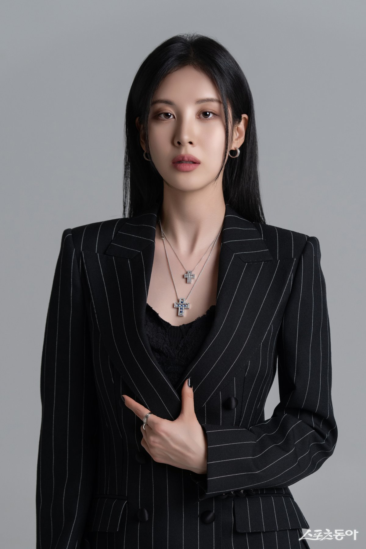 데뷔작부터 ‘서현’답다. 첫 스크린 연기 도전으로 기록될 대작 ‘거룩한 밤:데몬 헌터스’에서 서현은 어떤 악마라도 감지하고, 물리칠 수 있는 퇴마사 샤론 역을 맡았다. 사진제공｜롯데엔터테인먼트