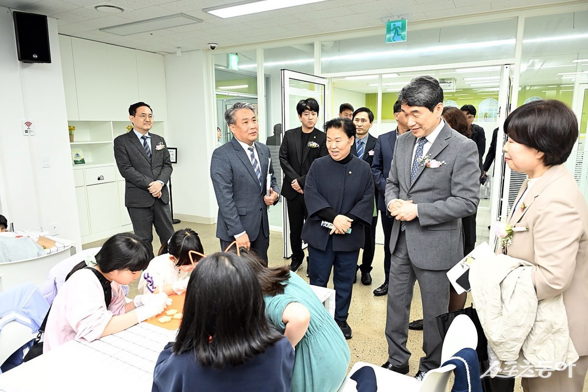 지난 22일 이주호 사회부총리겸 교육부장관과 문정복 국회의원이 소래너나들이 프로그램에 참여하고 있는 아이들의 모습을 지켜보고 있다. 사진제공|시흥시