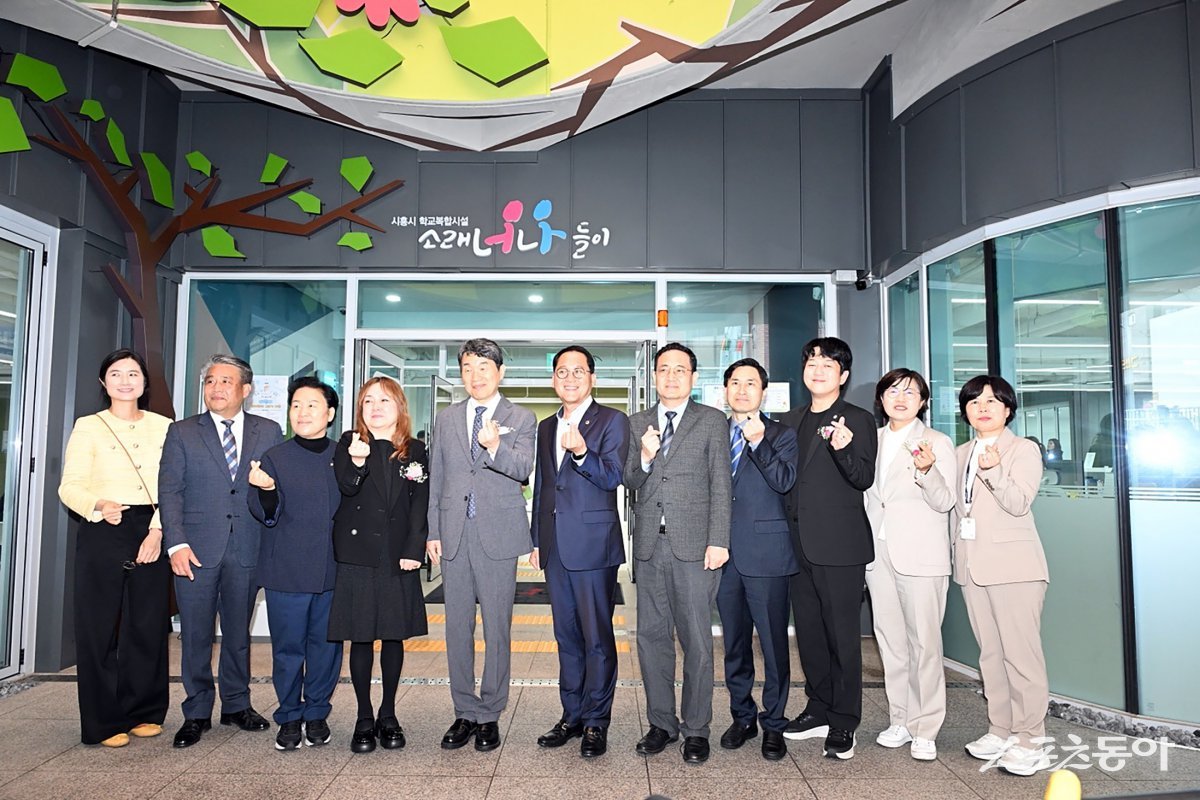 시흥시(시장 임병택)는 지난 22일 학교복합시설인 소래너나들이센터에서 현장 간담회를 개최했다(왼쪽 세 번째부터 문정복 더불어민주당 국회의원, 김현주 소래초등학교장, 이주호 사회부총리 겸 교육부장관, 김진수 경기도교육청 제1부교육감 순). 사진제공|시흥시