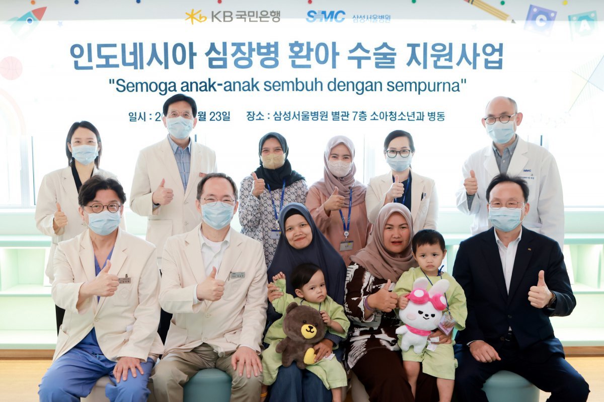 글로벌 사회공헌 관계자들과 기념 촬영을 하고 있는 이환주 KB국민은행장(앞줄 맨 오른쪽)과 박승우 삼성서울병원장(앞줄 왼쪽에서 두 번째). 사진제공｜KB국민은행