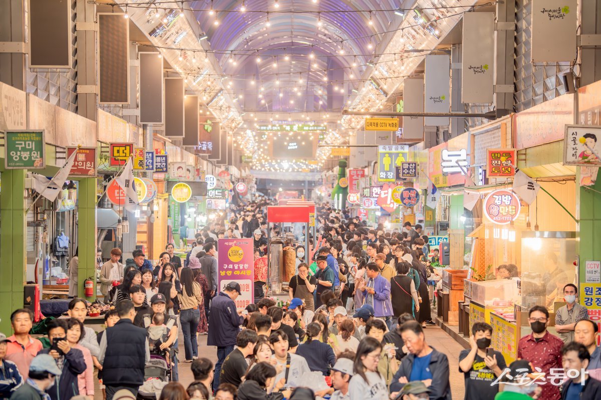 구미 달달한 낭만 야시장이 드디어 25일 밤부터 새마을 중앙시장에서 개장된다. 사진은 지난해 행사 광경. 사진제공ㅣ구미시