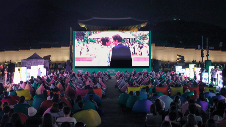 광화문 책마당에서 정기 운영 중인 ‘달빛낭만극장’. 북악산과 광화문을 배경으로 고즈넉한 분위기를 자아낸다. 사진제공ㅣ서울시