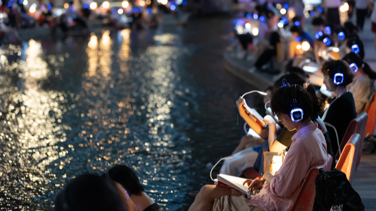 금요일 밤 실시하는 서울시의 ‘문화로 야금야금’ 사업이 주목받고 있다. 서울공예박물관 야외 영화상영회(위)와 청계천 ‘책 읽는 맑은 냇가’. 사진제공|서울시