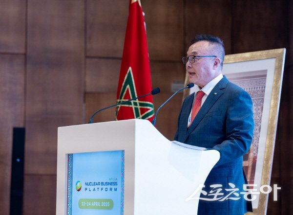 황주호 한국수력원자력 사장이 모로코 라바트에서 열린 ‘아프리카 원자력 비지니스 플랫폼’에서 기조연설을 하고 있다. 사진제공 ㅣ 한수원