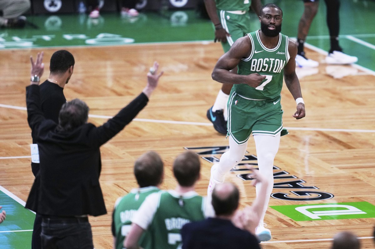 보스턴 제일런 브라운(오른쪽)이 24일(한국시간) 올랜도와 PO 1라운드 2차전에서 36점·10리바운드의 더블-더블 활약으로 팀의 109-100 승리를 이끌었다. 보스턴(미 매사추세츠주)|AP뉴시스