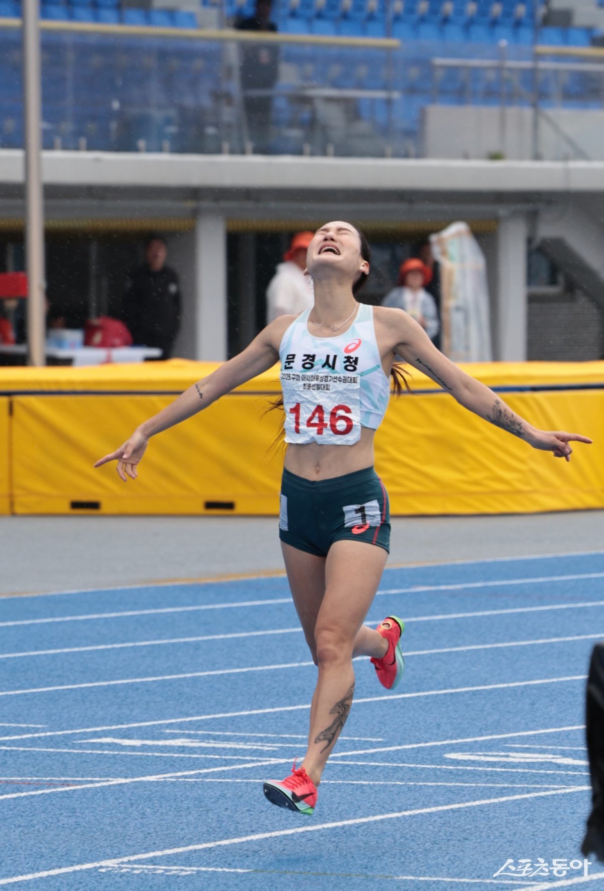조하림(문경시청) 이 여자 3000m 장애물달리기에서 9분 59초 05로 한국신기록을 수립하며 골인하고 있다. 사진제공ㅣ대한육상연맹