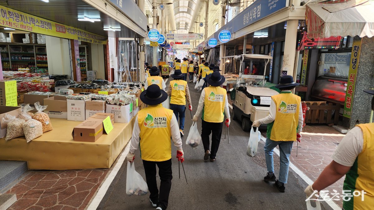 신천지자원봉사단 마산지부가 지난 21일 창원시 내 한시장에서 정기 봉사 ‘자연아 푸르자! 탄소중립 실천’ 캠페인을 진행하고 있다. (사진제공=신천지자원봉사단 마산지부)