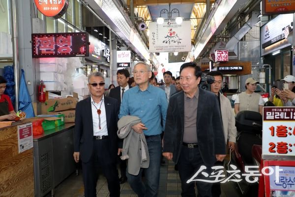 유인촌 문화체육관광부 장관이 24일 산불 피해 지역인 경북 영덕을 찾아 관계자와 상점을 살펴보고 있는 모습. 사진제공|안동시