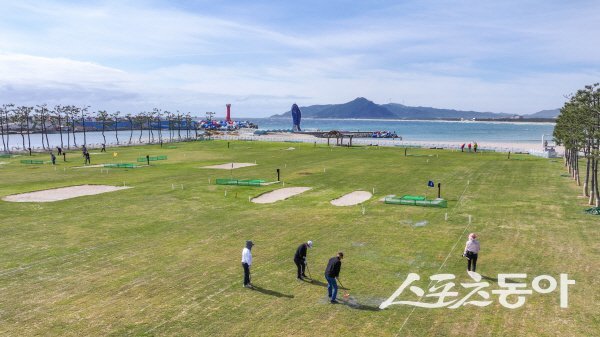 수려한 경관을 자랑하는 영덕군 고래불 비치 파크골프장에서 동호인들이 파크골프를 즐기고 있다.  사진제공 ㅣ 영덕군