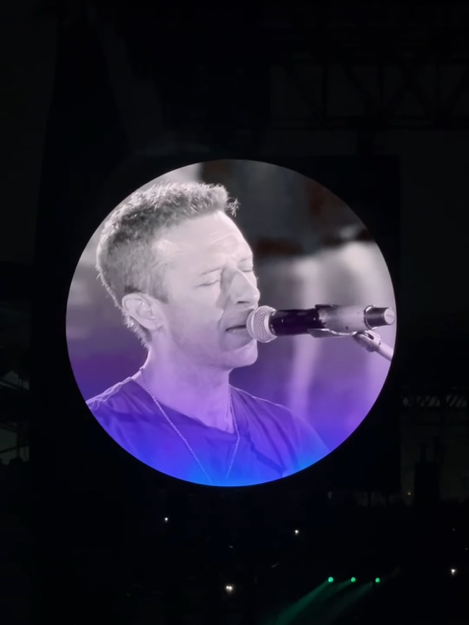 친환경 콘서트를 지향하는 콜드플레이의 보컬 크리스 마틴. 자이로밴드 회수 캠페인을 비롯한 지속가능한 공연 문화를 선도하고 있다. 독자 제공