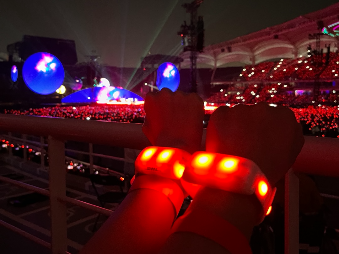 콜드플레이가 친환경 캠페인의 일환으로 관객에게 배포한 LED 팔찌 ‘자이로밴드’. 공연 후 반납을 통해 재활용된다. 이수진 기자