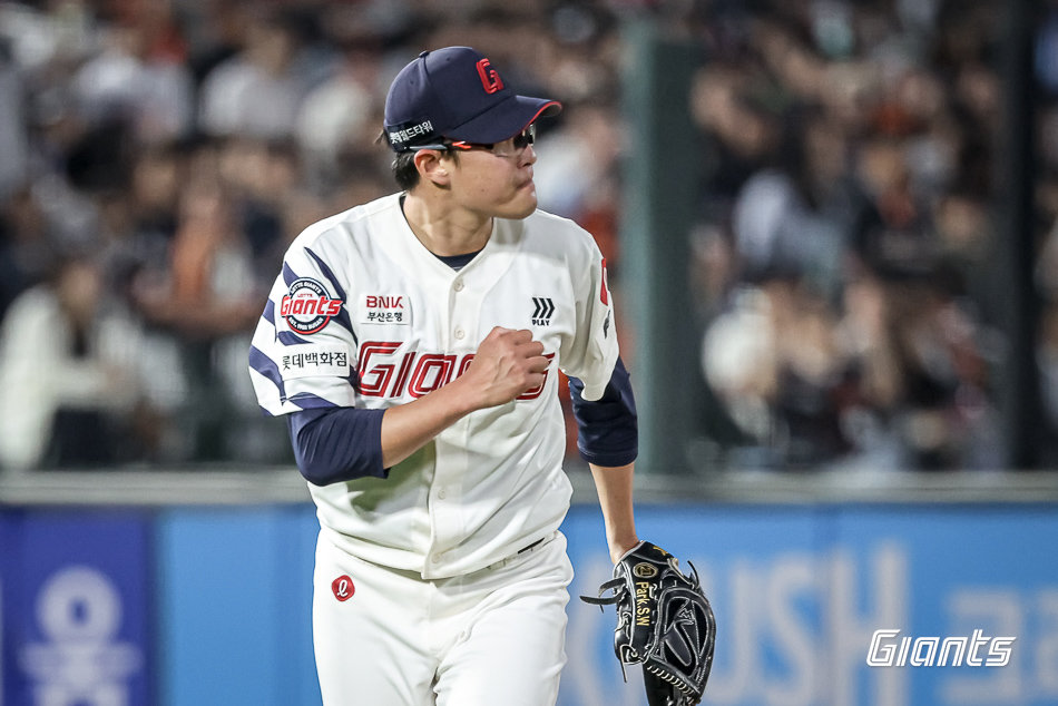 롯데 에이스 박세웅이 24일 사직 한화전에서 6이닝 9탈삼진 3실점 역투로 팀의 5-3 승리를 이끌었다. 박세웅이 한화를 상대로 승리를 거둔 것은 무려 3년 5일 만이다. 박세웅이 24일 경기 도중 이닝을 깔끔하게 마무리한 뒤 주먹을 불끈 쥐고 있다. 사진제공｜롯데 자이언츠