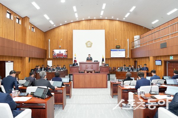 경주시의회 제290회 임시회 제1차 본회의가 진행되고 있다. 사진제공 ㅣ 경주시의회