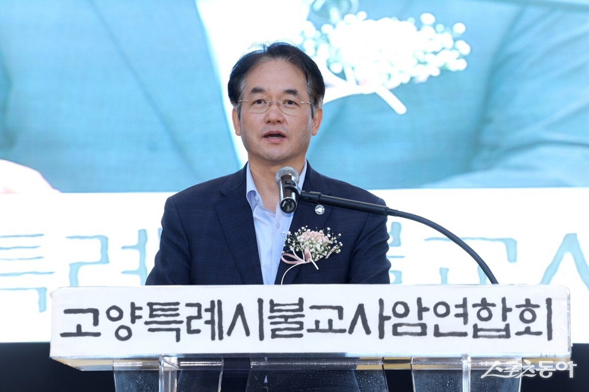 2025년 부처님오신날 연등제 ‘봉축 법요식‘에서 합장하고 있는 이동환 고양특례시장. 사진제공ㅣ고양시