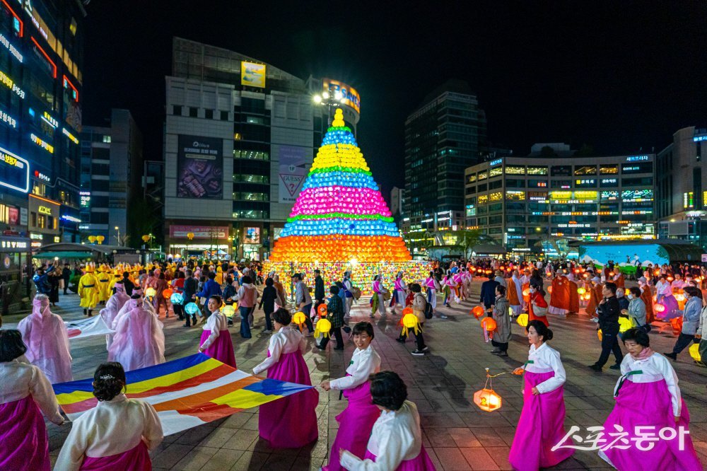 고양시 부처님오신날 연등제,가 23일 덕양구 화정문화광장에서 진행된 제등행렬 화려한 빛의 향연. 사진제공ㅣ고양시