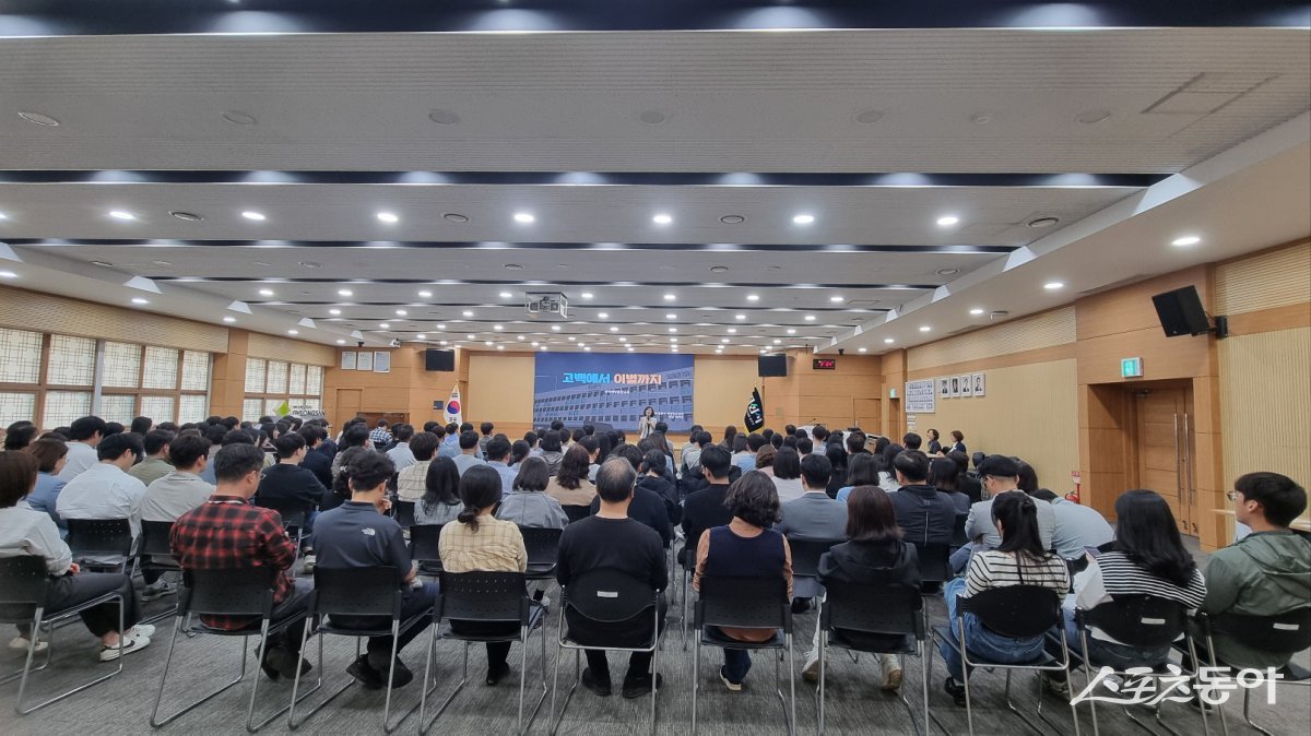 시청 직원들이 직장내 폭력예방 교육을 수강하고 있다.  사진제공 ㅣ 경산시