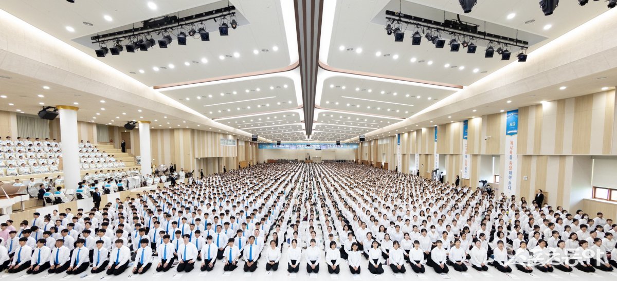 신천지예수교회 성도들이 인 맞음 확인 시험을 응시하기 위해 시험지를 배부받고 있다. (사진제공=신천지예수교회)