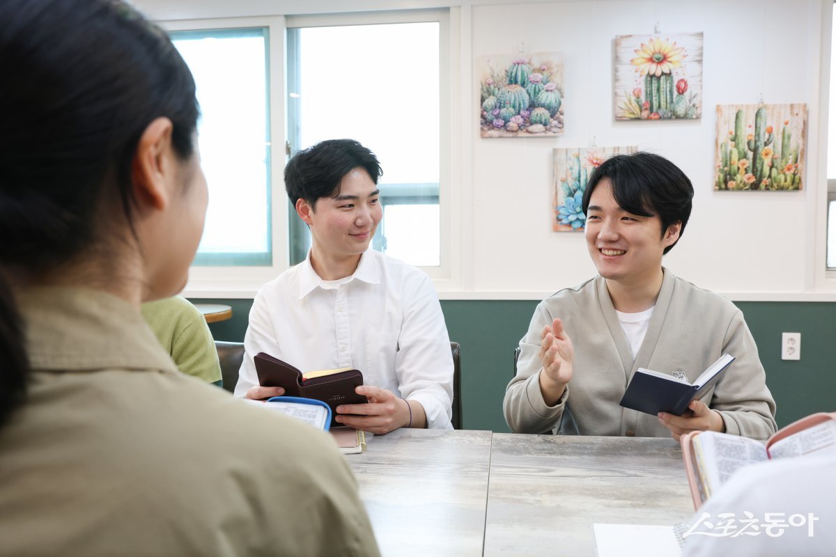 신천지예수교회 부산야고보지파 성도들이 인 맞음 확인 시험을 준비하며 계시록 말씀나눔을 하고 있다. (사진제공=신천지예수교회 부산야고보지파)