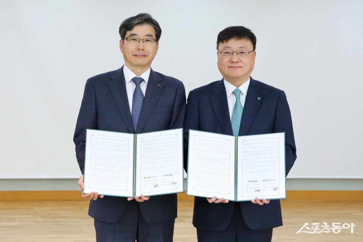 기술보증기금이 하나은행과 ‘호남지역 기술중소기업 상생 금융지원 업무협약’을 체결한 가운데 관계자들이 기념퐐영을 하고 있다. (사진제공=기술보증기금)